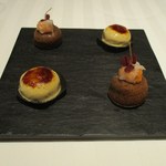 アミューズ・ブッシュ（フォアグラのクリームブリュレ、珈琲味のケーキ）
