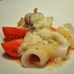 クッチーナ イタリアーナ ガッルーラ - 師崎産 「新イカ（甲イカの子）」の炙り　トマトのガスパチョと玉ねぎのジェラート