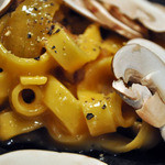 クッチーナ イタリアーナ ガッルーラ - 「タリアテッレ」　岡山県産 「こだわり卵」のカルボナーラ　十勝マッシュルームと