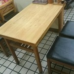 らーめん弥七 - ４人掛けテーブル席×２(２人以上なら相席は無し)