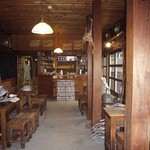 コーヒースポット - 木に包まれるような店内。奥がオーダーカウンター。