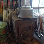 コーヒースポット - レトロなヤカンと薪ストーブ。脇に煙突が外してあったので寒くなったら火が付くのでしょう。
