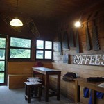 コーヒースポット - 壁には昔ながらの山グッズ。照明は暖かみのある色で小分けに付けられていて木のぬくもりが増す感じです。