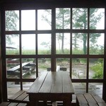 Kohi Supotto - 木の格子が良い雰囲気の大きな窓。そして窓の向こうに見える尾瀬ケ原。