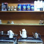 コーヒースポット - 厨房にはキーコーヒーの缶。たぶん家では同じ味にならない気がします。