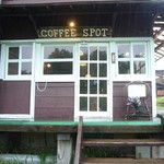 コーヒースポット - 湿原の木道からのだと横の入り口しか見えなかったのですが奥に正面入り口がありメニューも置いてありました。