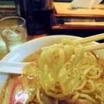 弥惣吉 - 自家製麺で太麺でした。