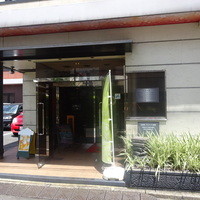 焼肉の龍園 小倉本店 - 入口左側に駐車場があります