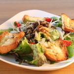 bres - きのこマリネとガーリックブレッドサラダ