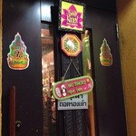 タイ東北料理 イサーン・キッチン - 入り口。側に2人掛けベンチあり。