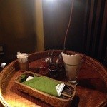 タイ東北料理 イサーン・キッチン - バリ島っぽい雰囲気の、調味料やカトラリー