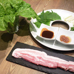 Shimofuran - 【サムギョプサル980yen】ジューシーな脂の甘い豚を野菜で巻いて。