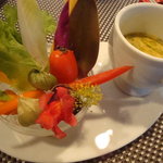 季節野菜を各地から取り寄せたバーニャカウダ　岩海苔と雲丹のソース 