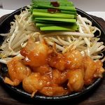 魚大将 うまかっぺや - 料理写真:牛ホルモンスタミナ鉄板炒め