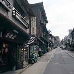 川豊 本店 - 門前町を歩いていくと