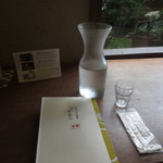 cafe コメマメイモ - 冷水の入ったフラスコの水差しが供されます･･･