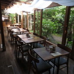 cafe コメマメイモ - 中庭の見えるテーブル席も雰囲気良し♪