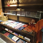 cafe コメマメイモ - 服や雑貨なども販売されています。