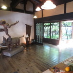 cafe コメマメイモ - 玄関･･･個性的な展示物が目を惹きます。