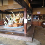 cafe コメマメイモ - 土間には大きなオブジェが飾られていました