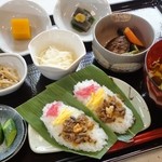 味蔵　月あかり - 『てらまち定食』　笹ずし2枚・汁椀・煮物・えご・いもなます・小鉢・プチデザートがつく、飯山の郷土の味満載の定食です。　850円