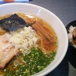らぁめん 喜乃壺 - 煮干蕎麦(細麺、炭焼き)+白ごはん。850円。
