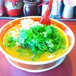 らーめん一作 - こってり並～のネギと紅しょうがをどっさり(^q^)