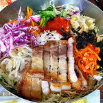 コッテジ - たっぷり野菜とサムギョ オン・ザ・ビビンバ（大盛り）（２０１５年９月）