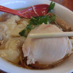 飯田商店 - 鶏チャーシュー。（醤油わんたん麺９００円）