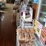 太陽の湯 売店 - 内観写真:パンが売ってます。