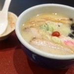 SANTOUKA - しおらーめん、なぜか小鉢が付いてきています