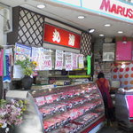 マルセイ精肉店 - お肉、奥にフライコーナー（十三の日撮影）