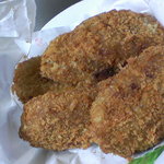 マルセイ精肉店 - 揚げたて紙袋に入れてくださいます。