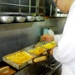 渡辺商店 - 渡辺商店　親父さんの熟練の技