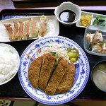 餃子の紅丸 - 「紅丸風トンカツ定食」に餃子を追加注文しています