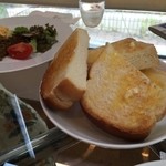 カルフールカフェ - トーストも焼き立てでふわふわ♪