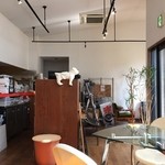 Karufuru Kafe - 店内は光を取り入れやすい空間になっています。