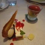 miura - ランチ ④ デザート: レアチーズケーキ、ホワイトチョコとカラメルのアイス、季節のフルーツ、キャンベルぶどうのシャーベット