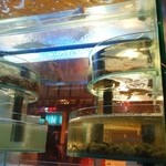 Hing Fat Restaurant - 店内の水槽にはカニなどが入っています