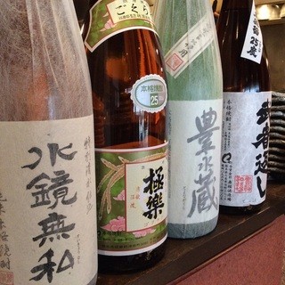 豊富に取りそろえた焼酎と肝屋オリジナルドリンク