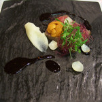 ポエシア - 阿波牛イチボのローストと北海道産ウニ
      ワサビ風味の赤ワインソース