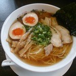 齋虎 - 醤油ラーメンに味玉をトッピング