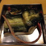 うを徳 - 宍道湖の天然鰻。腹は見事な黄金色で肉厚。"俺は絶対に美味いぞ！"という声が聞こえてきそう。