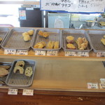 手打ちうどん 清水屋 - 天ぷらコーナー。　訪れた時間が遅かった為、並ぶ天ぷらは少なめだケド、オーダーすれば揚げてくれる様です。