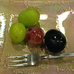 うを徳 - 長野パープル、信濃スマイル、瀬戸ジャイアンツ、シャインマスカット(右から)