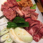 本とさや - A盛りのタレ 特上カルビ、ホネ付きカルビ、特上ロース、上ミノ、野菜