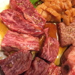 本とさや - 特上カルビは表裏焼いても焼けません