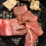 本とさや - ホネ付きカルビは焼けたらハサミで切り分けます