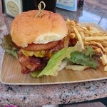 Lagoon Grill - ハワイアンベーコンバーベキューバーガー、フレンチフライ