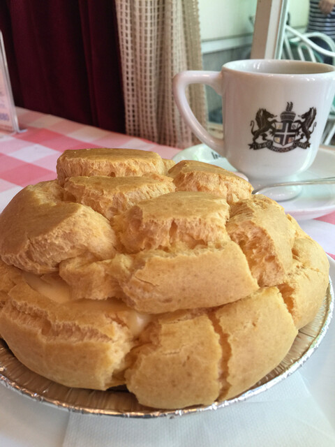 ジャンボシュークリーム(600円)